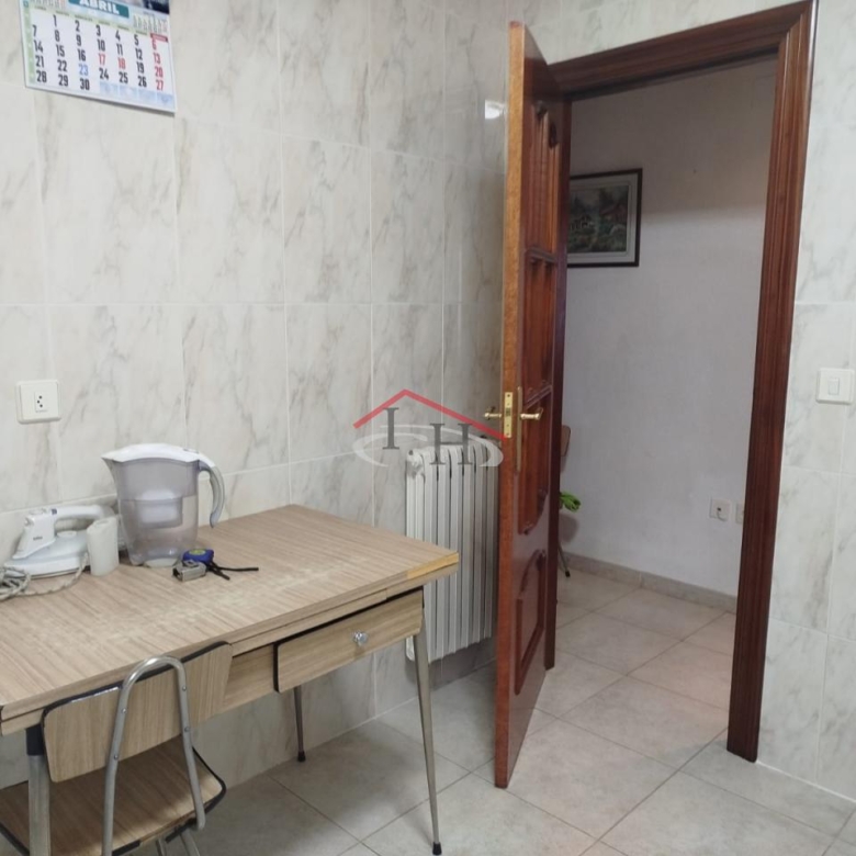 PISO CON TRASTERO EN TROBAJO DEL CAMINO