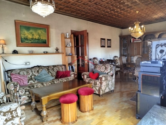 CASA CON PISCINA Y NAVES INDUSTRIALES EN TROBAJO DEL CAMINO