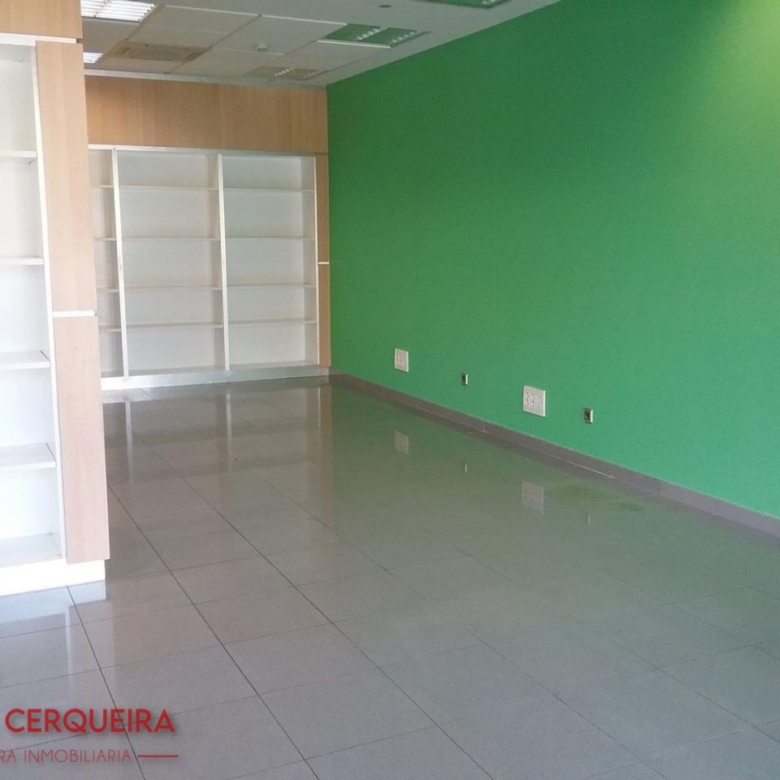 LOCAL COMERCIAL EN ALQUILER EN EL CENTRO DE O ROSAL | 50 M²
