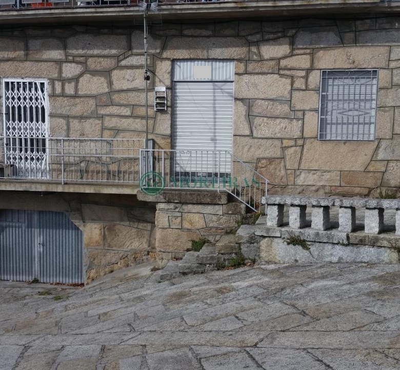 Casa con negocio. Cudeiro.