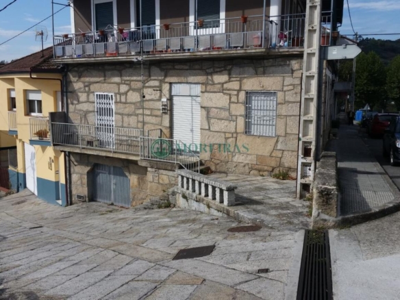 Casa con negocio. Cudeiro.