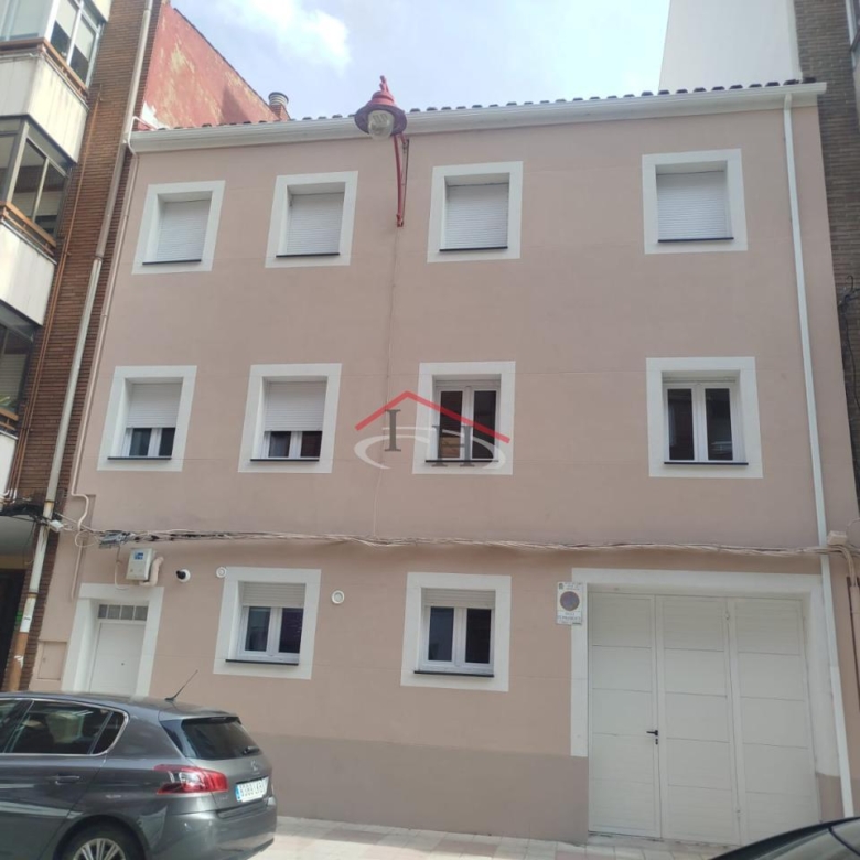 EDIFICIO CON TRES VIVIENDAS INDEPENDIENTES PRÓXIMO A LA PLAZA MAYOR