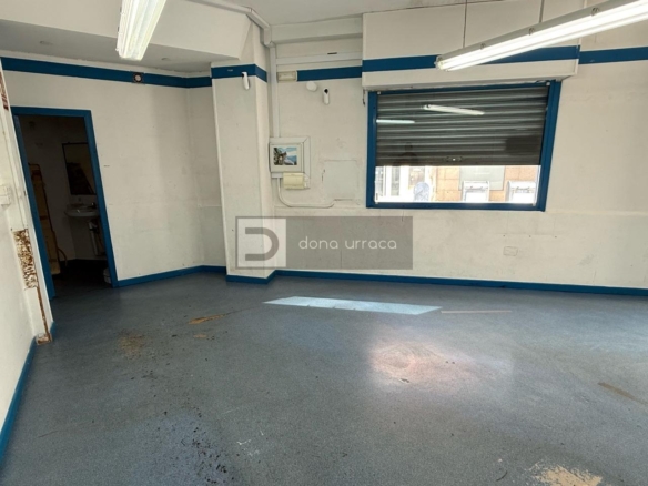 LOCAL COMERCIAL EN ALQUILER EN TUI, 47 M², LUZ TRIFÁSICA Y CIERRES DE SEGURIDAD