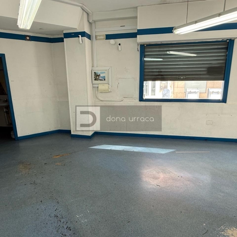 LOCAL COMERCIAL EN ALQUILER EN TUI, 47 M², LUZ TRIFÁSICA Y CIERRES DE SEGURIDAD