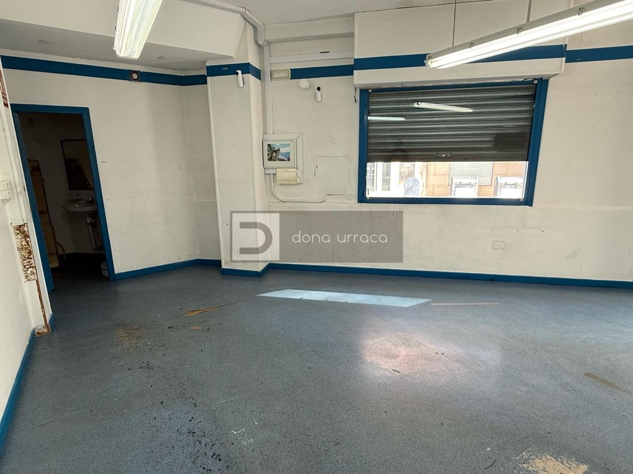 LOCAL COMERCIAL EN ALQUILER EN TUI, 47 M², LUZ TRIFÁSICA Y CIERRES DE SEGURIDAD