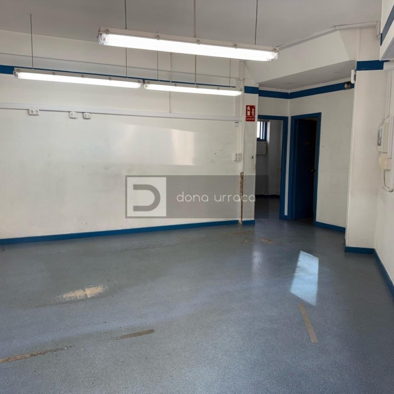 LOCAL COMERCIAL EN ALQUILER EN TUI, 47 M², LUZ TRIFÁSICA Y CIERRES DE SEGURIDAD