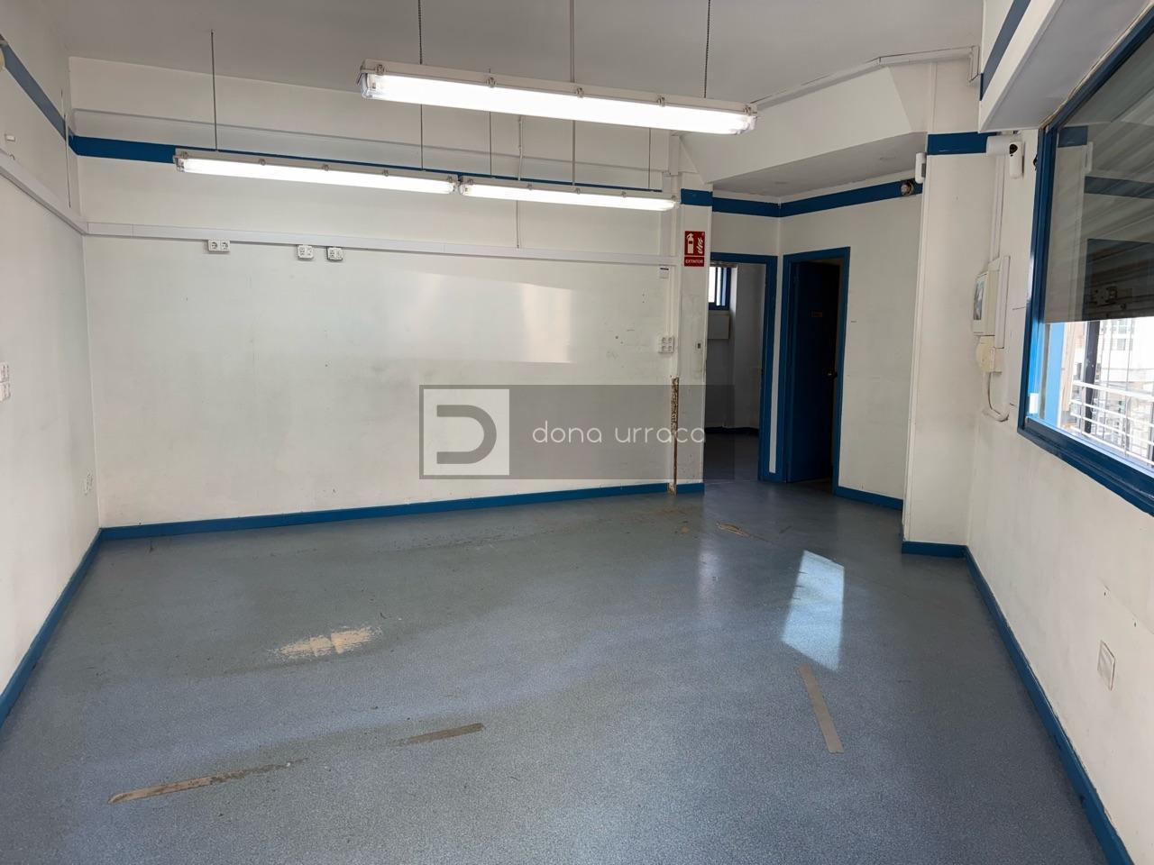 LOCAL COMERCIAL EN ALQUILER EN TUI, 47 M², LUZ TRIFÁSICA Y CIERRES DE SEGURIDAD