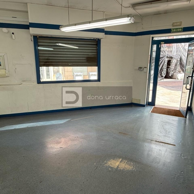 LOCAL COMERCIAL EN ALQUILER EN TUI, 47 M², LUZ TRIFÁSICA Y CIERRES DE SEGURIDAD