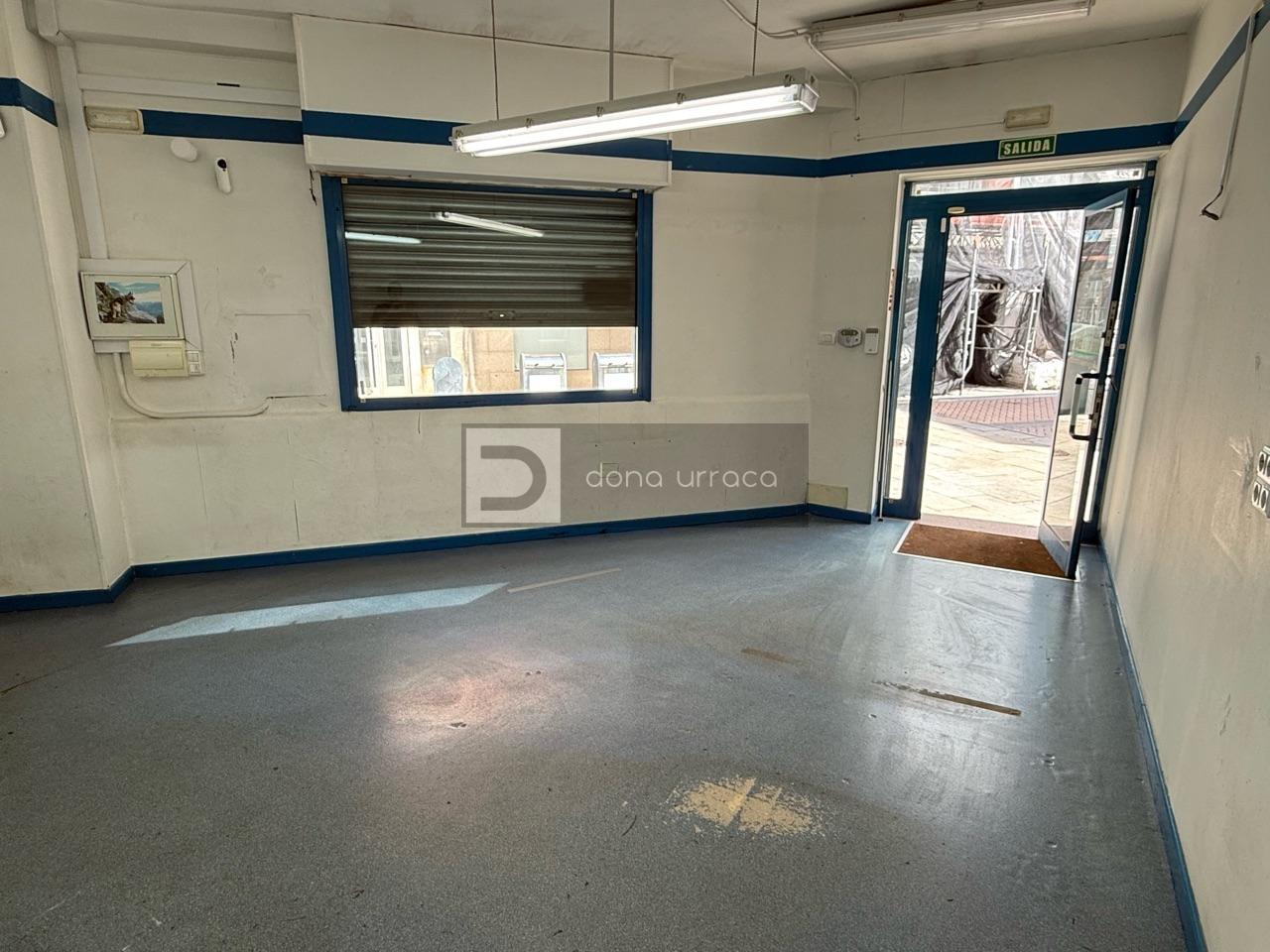 LOCAL COMERCIAL EN ALQUILER EN TUI, 47 M², LUZ TRIFÁSICA Y CIERRES DE SEGURIDAD