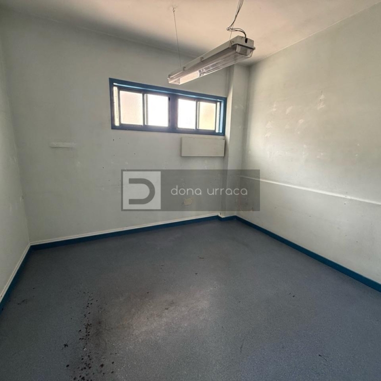 LOCAL COMERCIAL EN ALQUILER EN TUI, 47 M², LUZ TRIFÁSICA Y CIERRES DE SEGURIDAD