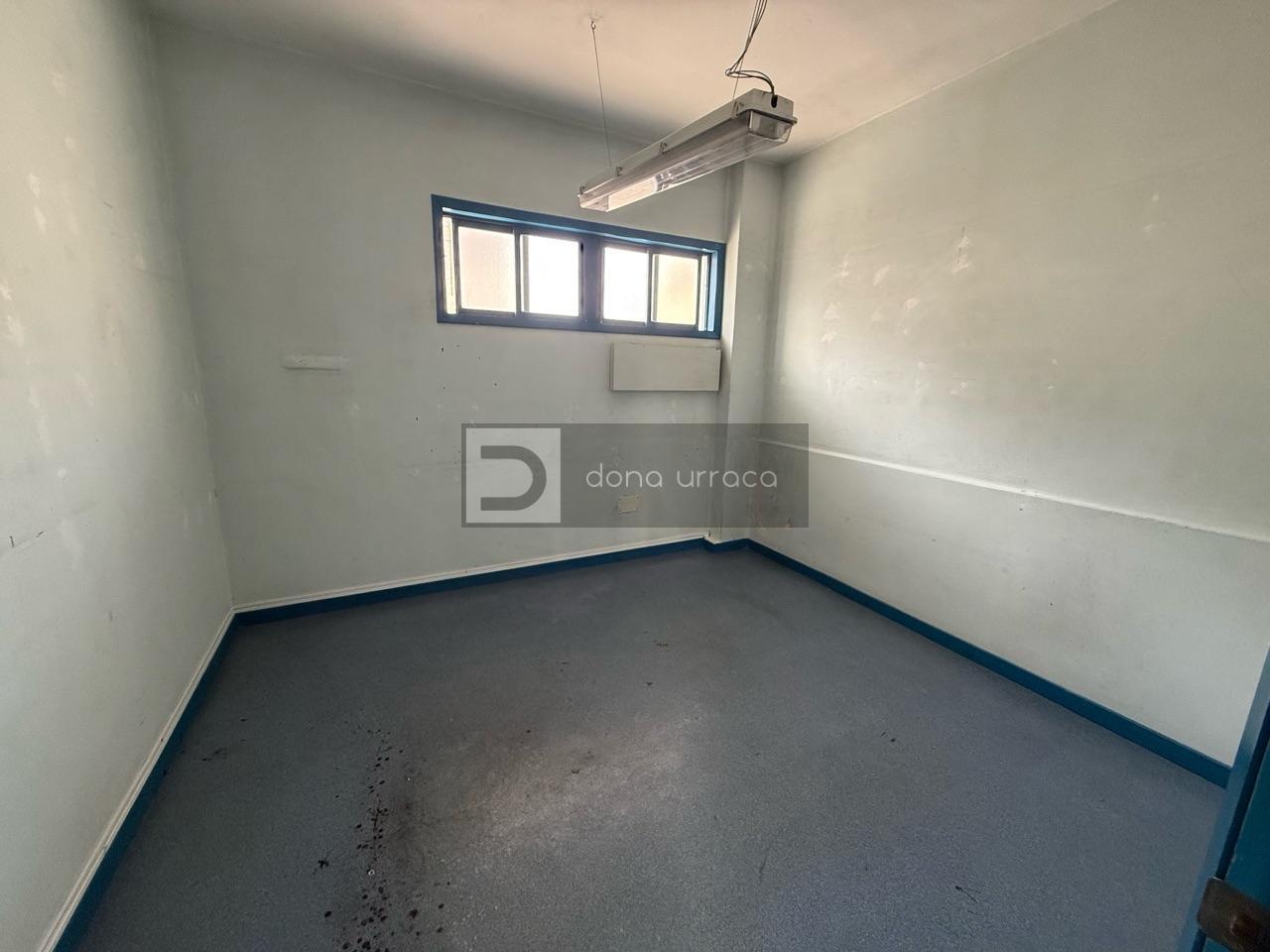 LOCAL COMERCIAL EN ALQUILER EN TUI, 47 M², LUZ TRIFÁSICA Y CIERRES DE SEGURIDAD
