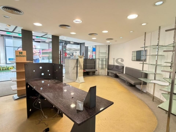 Local comercial de 100 m² en Área Central con amplio almacén
