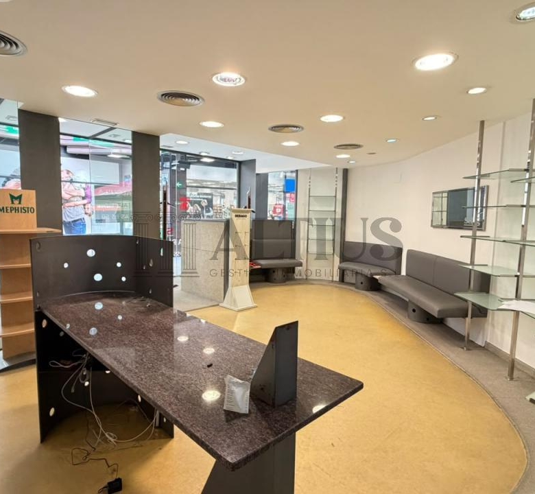Local comercial de 100 m² en Área Central con amplio almacén