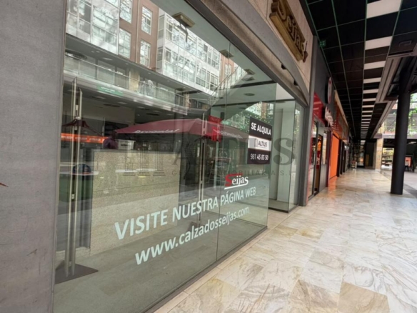 Local comercial de 100 m² en Área Central con amplio almacén