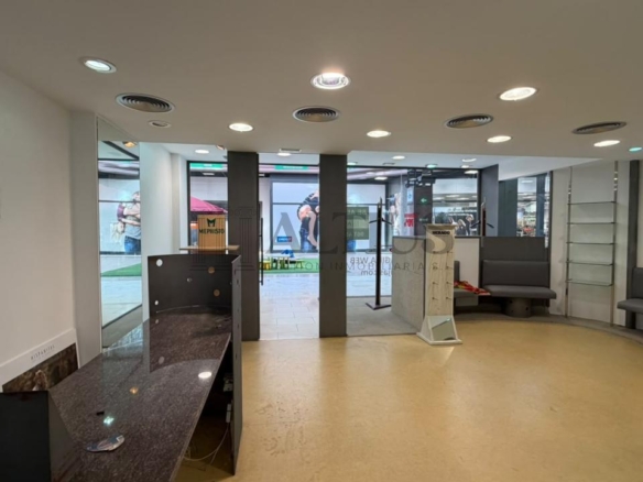 Local comercial de 100 m² en Área Central con amplio almacén