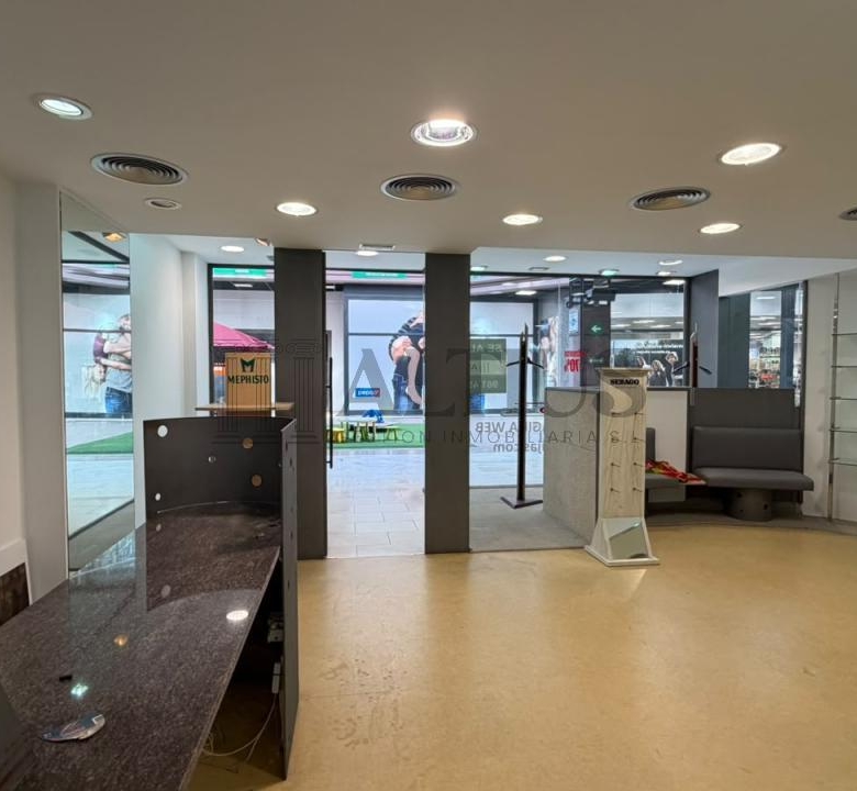 Local comercial de 100 m² en Área Central con amplio almacén