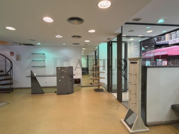 Local comercial de 100 m² en Área Central con amplio almacén