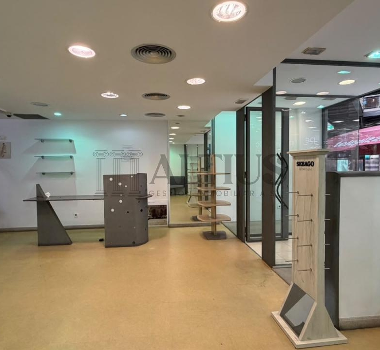 Local comercial de 100 m² en Área Central con amplio almacén