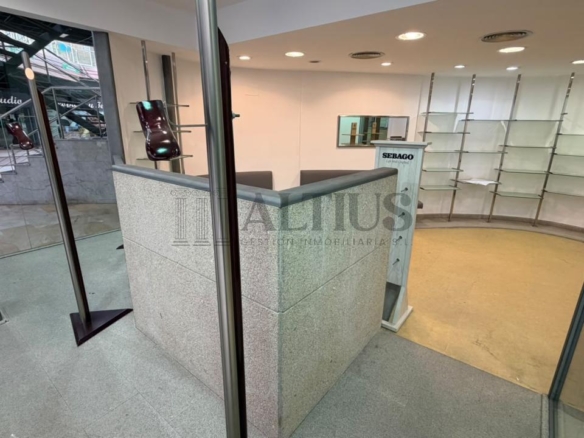 Local comercial de 100 m² en Área Central con amplio almacén