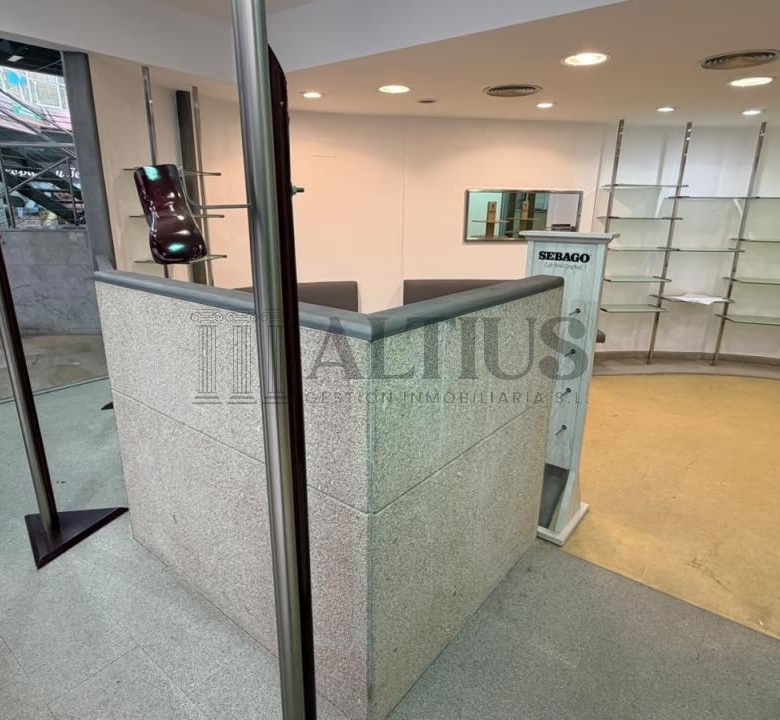 Local comercial de 100 m² en Área Central con amplio almacén