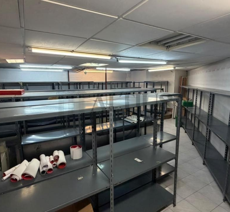 Local comercial de 100 m² en Área Central con amplio almacén