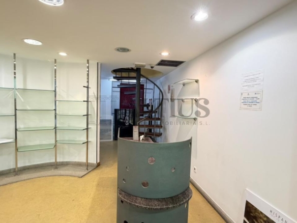 Local comercial de 100 m² en Área Central con amplio almacén