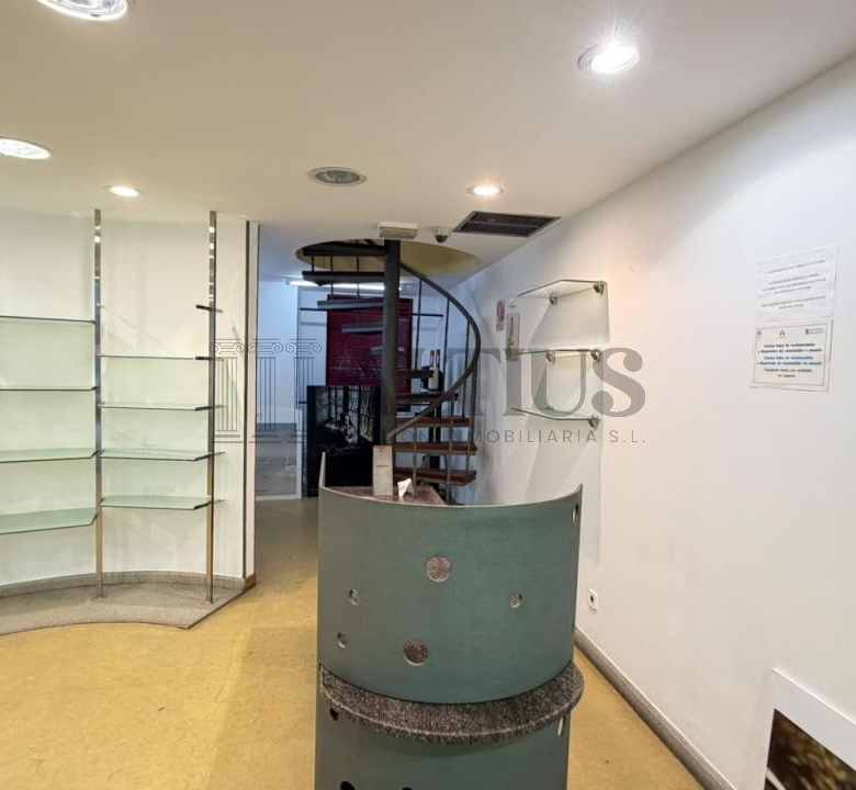 Local comercial de 100 m² en Área Central con amplio almacén