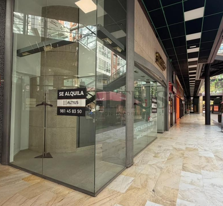 Local comercial de 100 m² en Área Central con amplio almacén