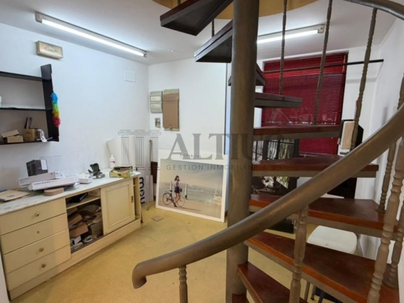 Local comercial de 100 m² en Área Central con amplio almacén