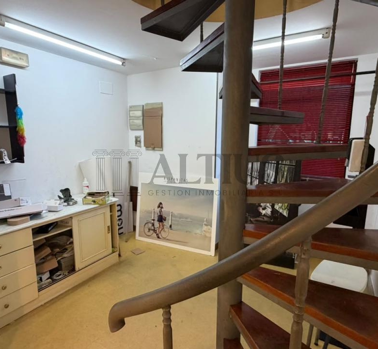 Local comercial de 100 m² en Área Central con amplio almacén