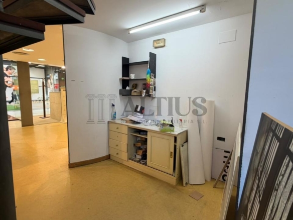 Local comercial de 100 m² en Área Central con amplio almacén