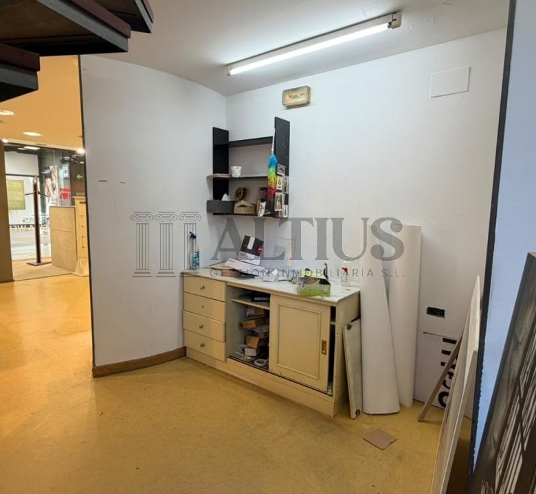 Local comercial de 100 m² en Área Central con amplio almacén
