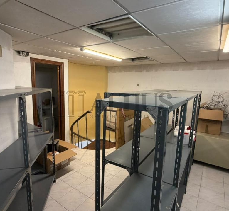 Local comercial de 100 m² en Área Central con amplio almacén