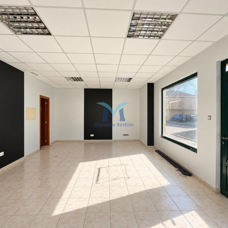 SE VENDE LOCAL COMERCIAL DE 154 m² EN O PINDO – AMPLIO ESCAPARATE Y ZONA DE ALMACÉN