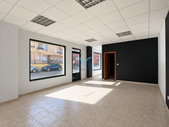SE VENDE LOCAL COMERCIAL DE 154 m² EN O PINDO – AMPLIO ESCAPARATE Y ZONA DE ALMACÉN