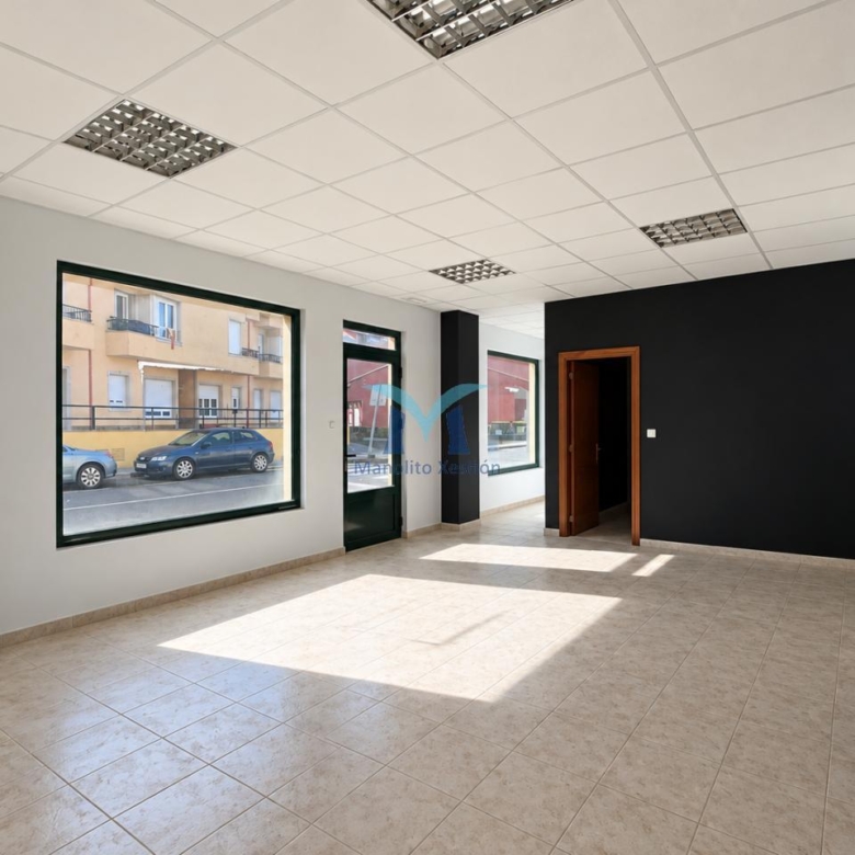 SE VENDE LOCAL COMERCIAL DE 154 m² EN O PINDO – AMPLIO ESCAPARATE Y ZONA DE ALMACÉN