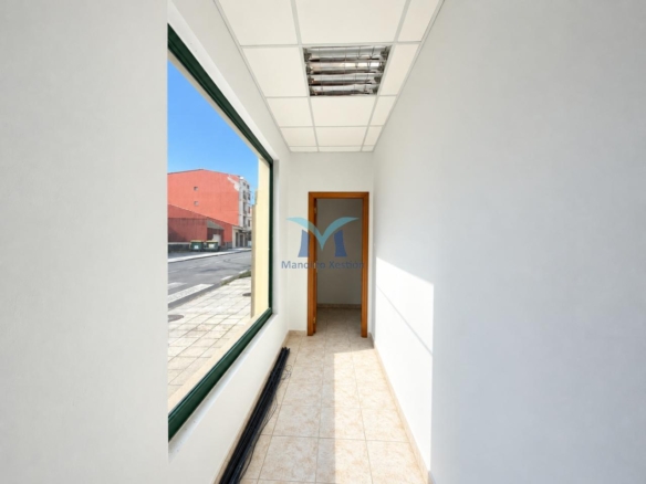 SE VENDE LOCAL COMERCIAL DE 154 m² EN O PINDO – AMPLIO ESCAPARATE Y ZONA DE ALMACÉN