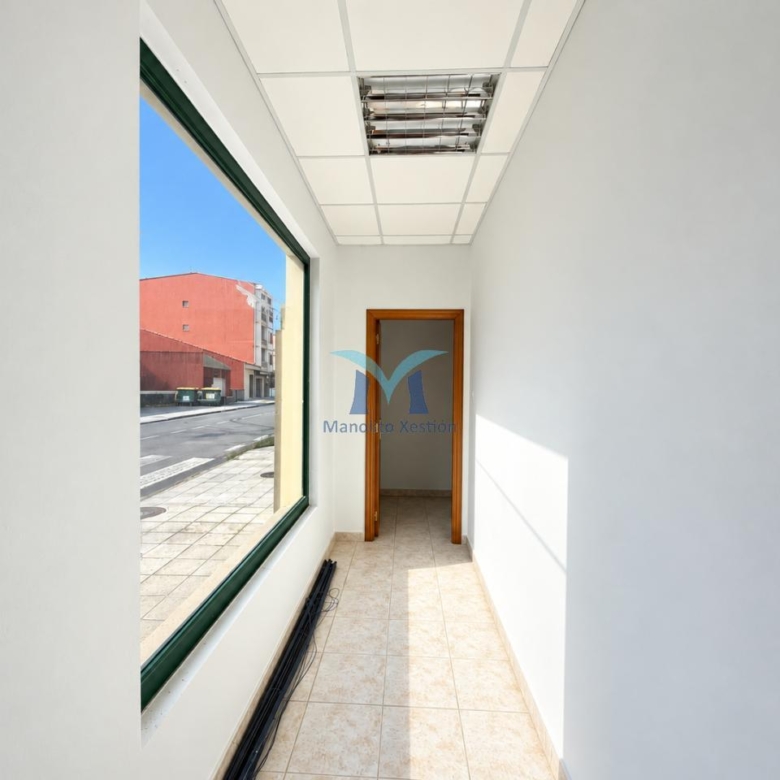 SE VENDE LOCAL COMERCIAL DE 154 m² EN O PINDO – AMPLIO ESCAPARATE Y ZONA DE ALMACÉN