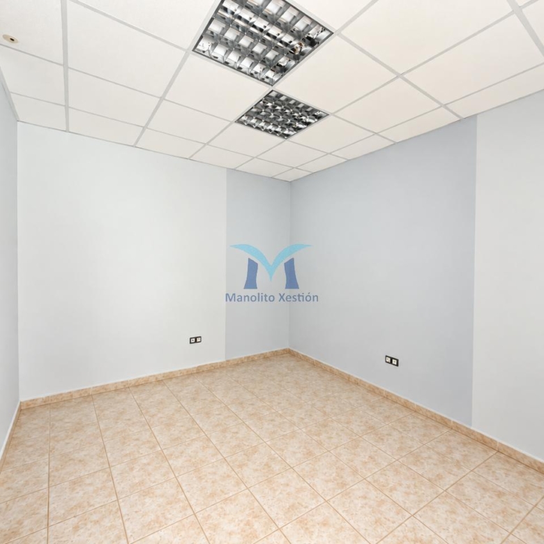 SE VENDE LOCAL COMERCIAL DE 154 m² EN O PINDO – AMPLIO ESCAPARATE Y ZONA DE ALMACÉN
