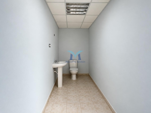 SE VENDE LOCAL COMERCIAL DE 154 m² EN O PINDO – AMPLIO ESCAPARATE Y ZONA DE ALMACÉN
