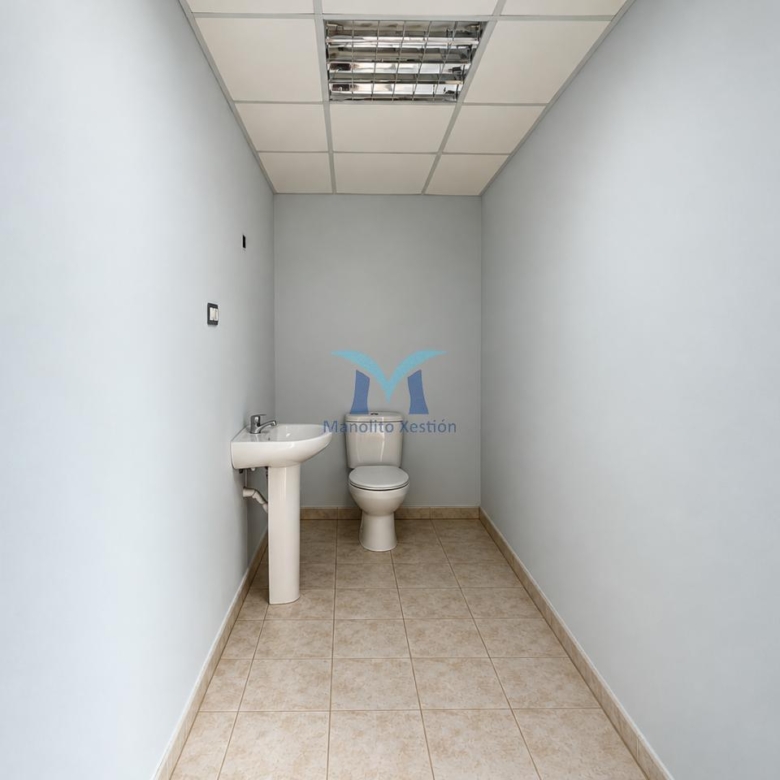 SE VENDE LOCAL COMERCIAL DE 154 m² EN O PINDO – AMPLIO ESCAPARATE Y ZONA DE ALMACÉN