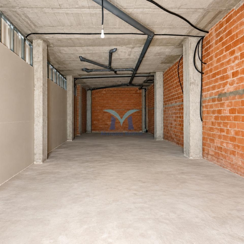 SE VENDE LOCAL COMERCIAL DE 154 m² EN O PINDO – AMPLIO ESCAPARATE Y ZONA DE ALMACÉN
