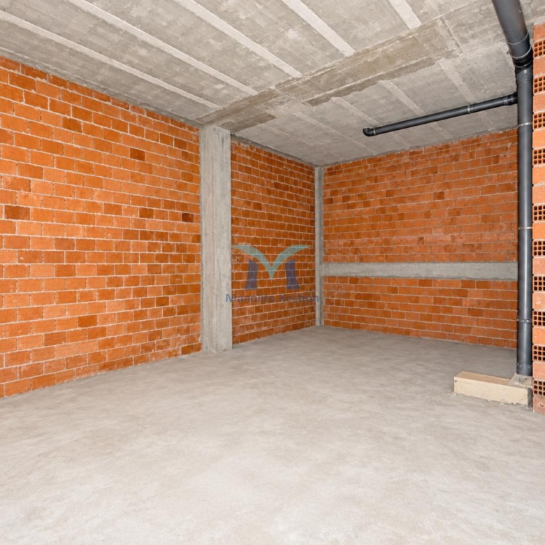 SE VENDE LOCAL COMERCIAL DE 154 m² EN O PINDO – AMPLIO ESCAPARATE Y ZONA DE ALMACÉN