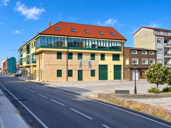 SE VENDE LOCAL COMERCIAL DE 154 m² EN O PINDO – AMPLIO ESCAPARATE Y ZONA DE ALMACÉN