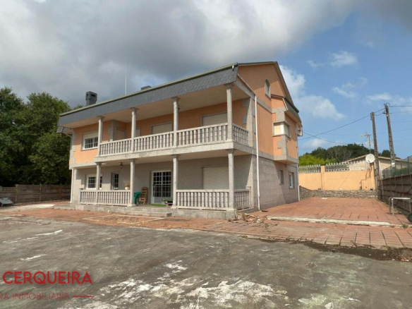 CHALET EXCLUSIVO EN O ROSAL – 431 M², 7 DORMITORIOS Y AMPLIA PARCELA DE 1.486 M²