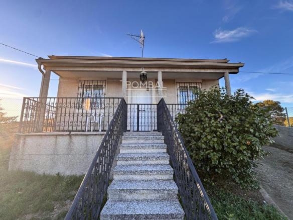 CASA UNIFAMILIAR CON FINCA DE 1.074 M² Y GARAJE PARA DOS COCHES EN SARREAUS