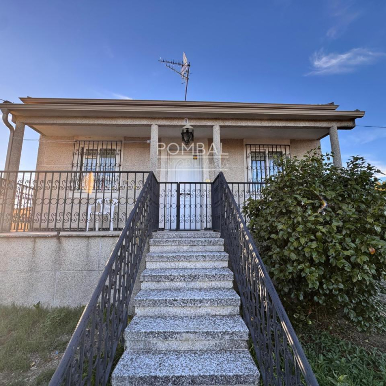 CASA UNIFAMILIAR CON FINCA DE 1.074 M² Y GARAJE PARA DOS COCHES EN SARREAUS