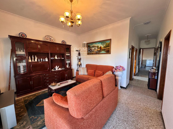 CASA UNIFAMILIAR CON FINCA DE 1.074 M² Y GARAJE PARA DOS COCHES EN SARREAUS