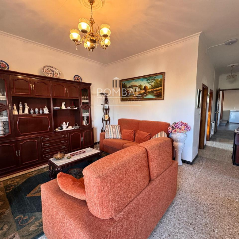 CASA UNIFAMILIAR CON FINCA DE 1.074 M² Y GARAJE PARA DOS COCHES EN SARREAUS