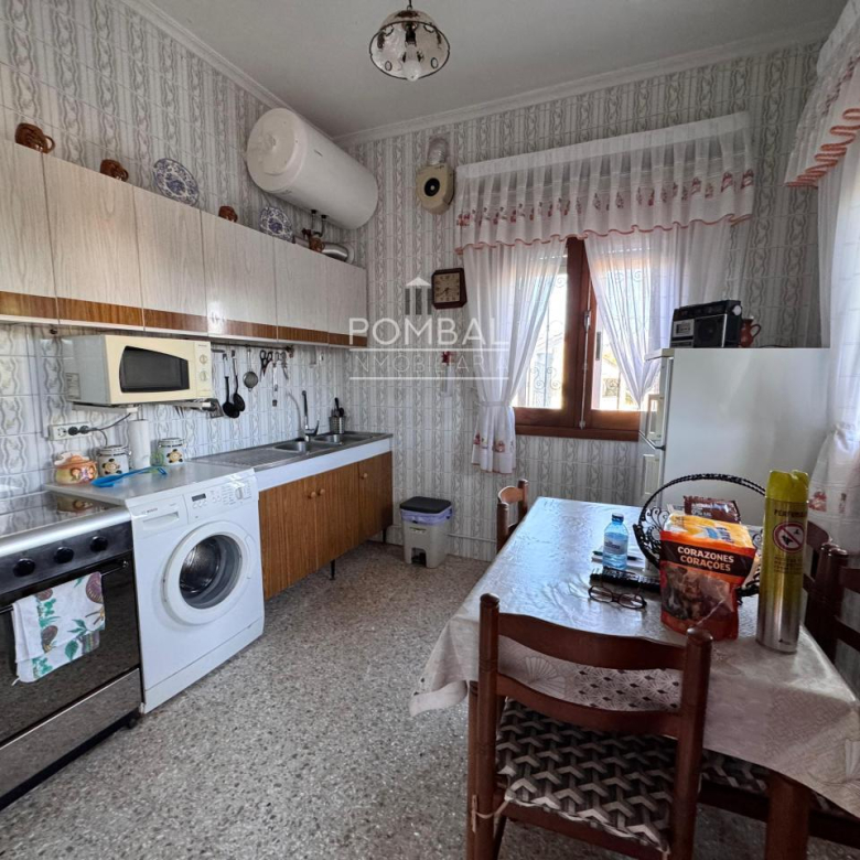CASA UNIFAMILIAR CON FINCA DE 1.074 M² Y GARAJE PARA DOS COCHES EN SARREAUS